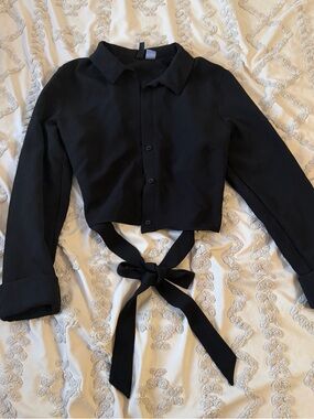 H&M Black Tie-back black cropped button shirt